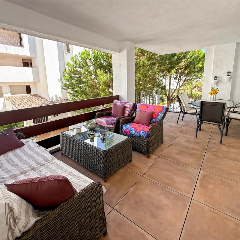 Amplio piso con parking y piscina cerca del mar - Two-Bedroom Apartment - 1