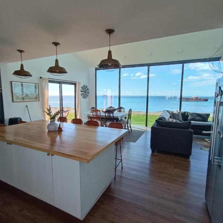 Casa Vista al Estrecho de Magallanes - Four-Bedroom House - 1
