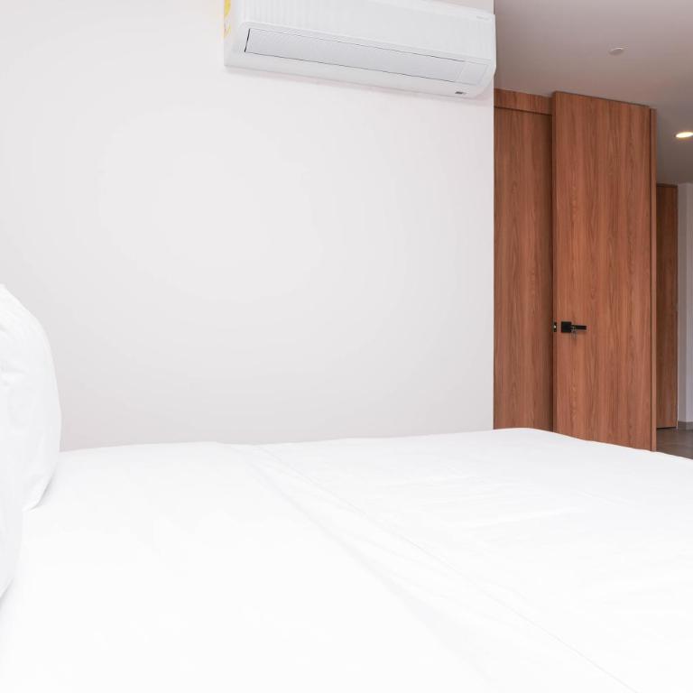 Metropolitan Living by HOUSY - One-Bedroom Deluxe Apartment - 5