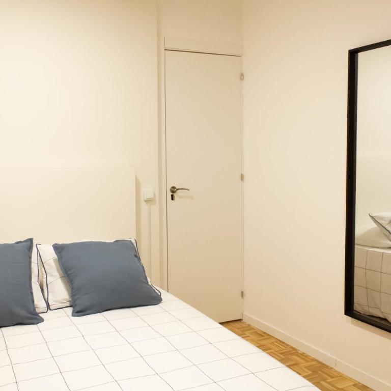 Espejo - Habitación Doble con baño compartido - 8