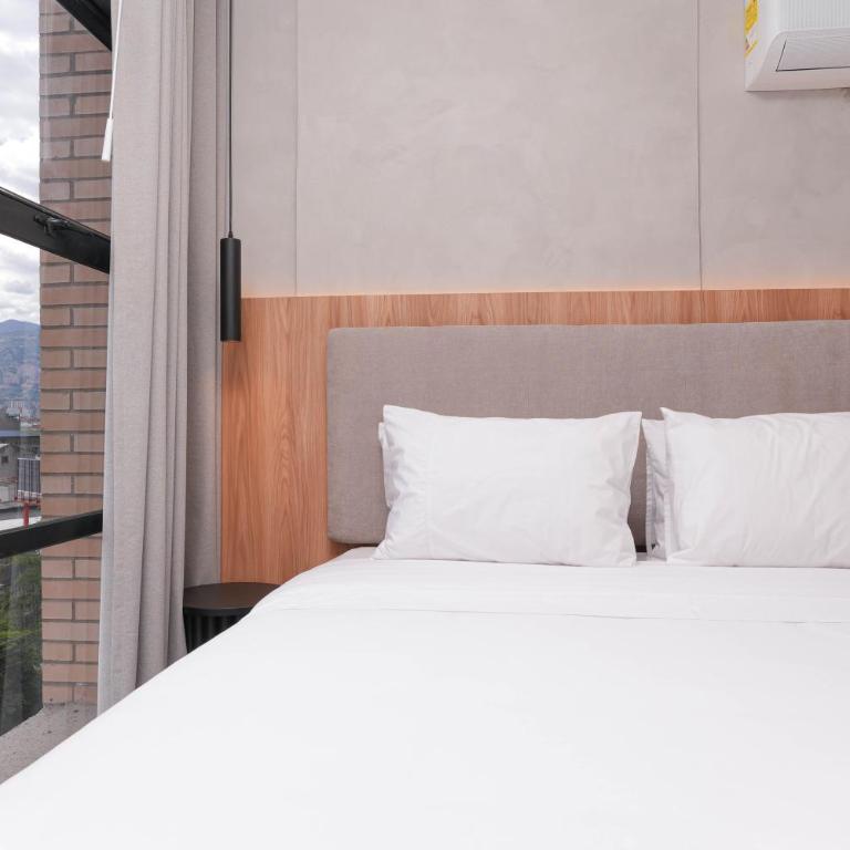 Metropolitan Living by HOUSY - One-Bedroom Deluxe Apartment - 6