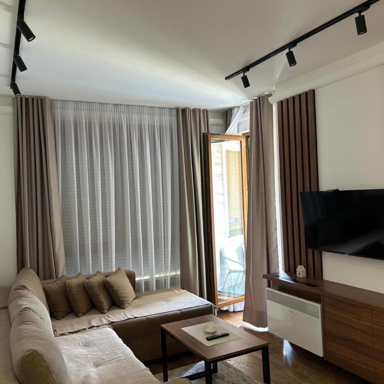 Tomi Lux - One-Bedroom Apartment - 12