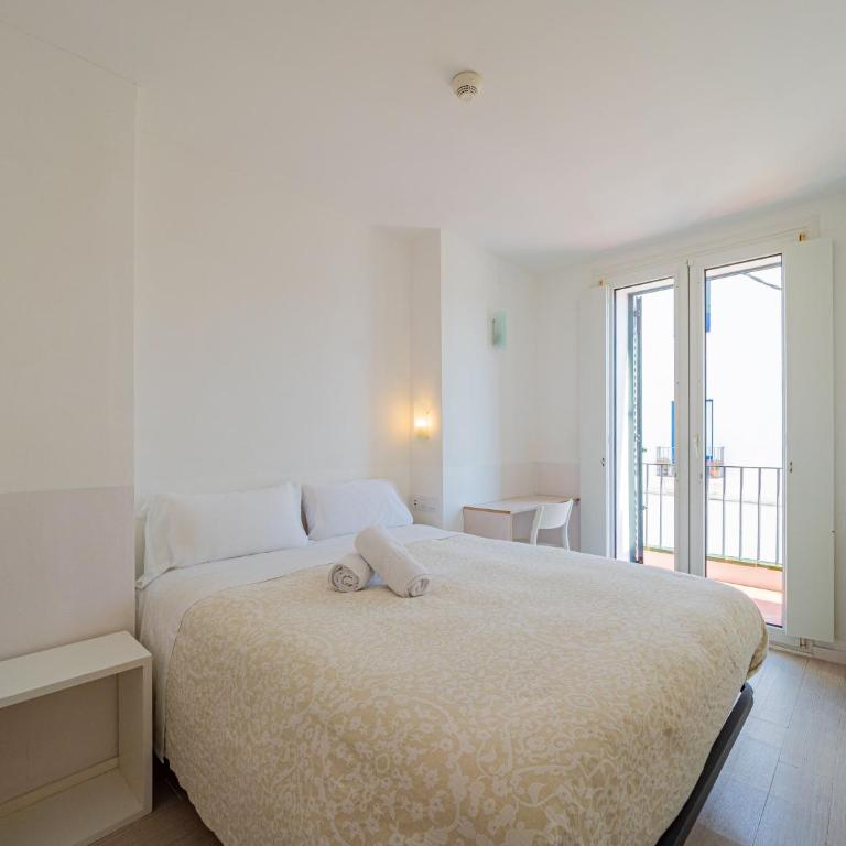 Hostal Marina Cadaqués - Habitación Familiar con vista lateral al mar - 10