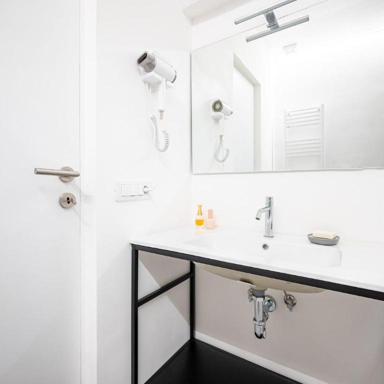 Domus Piramide - Camera Matrimoniale/Doppia con Letti Singoli con Bagno Privato - 32