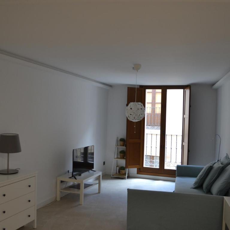 Apartamentos Suites&Homes - One-Bedroom Apartment with Balcony - Calle Serranos 32 - 1