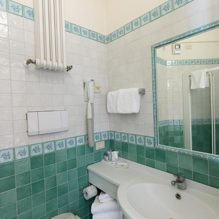 Hotel Trevi Riccione, in centro sul mare con cucina - Double Room with Balcony and Sea View - 4