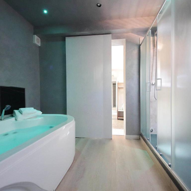 Termini Comfort Rooms by Flatinrome - Appartamento con 1 Camera da Letto e Vasca Idromassaggio - 15