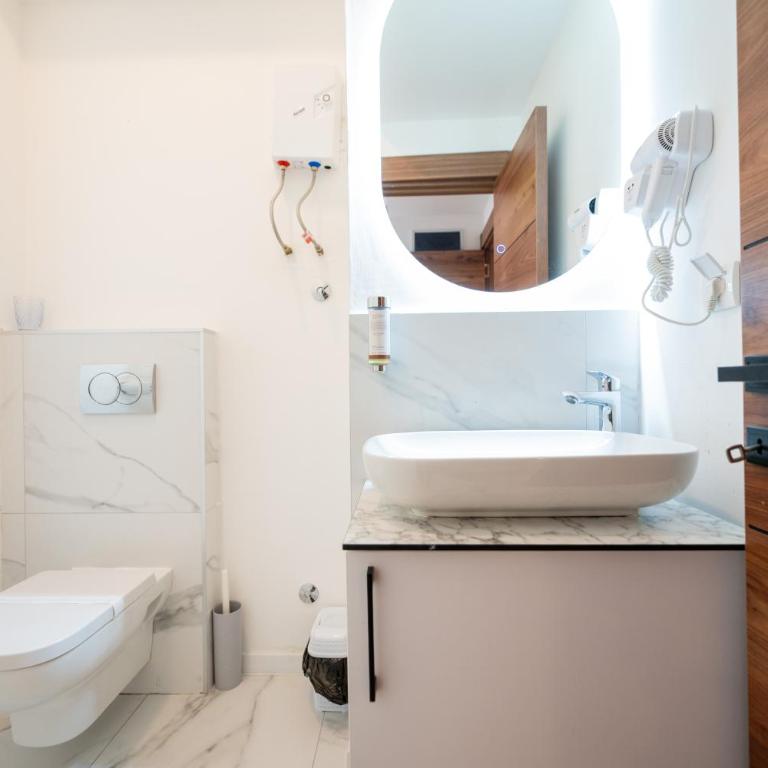 Kings Palace - Queen Room with Spa Bath and Sauna - Basement - 5