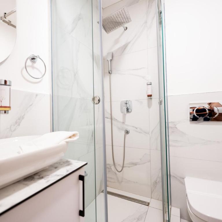 Kings Palace - Standardna Dvokrevetna Soba s Bračnim Krevetom - u Suterenu - 9