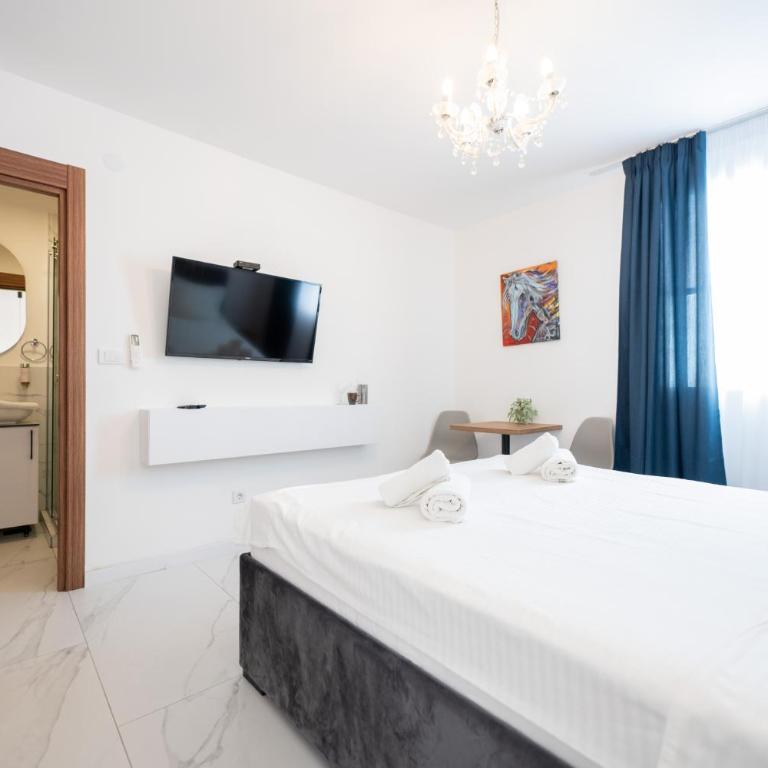 Kings Palace - Standardna Dvokrevetna Soba s Bračnim Krevetom - u Suterenu - 7