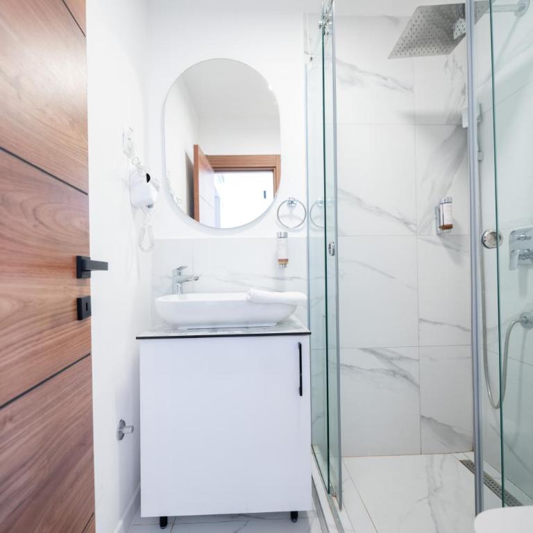 Kings Palace - Standardna Dvokrevetna Soba s Bračnim Krevetom - u Suterenu - 6