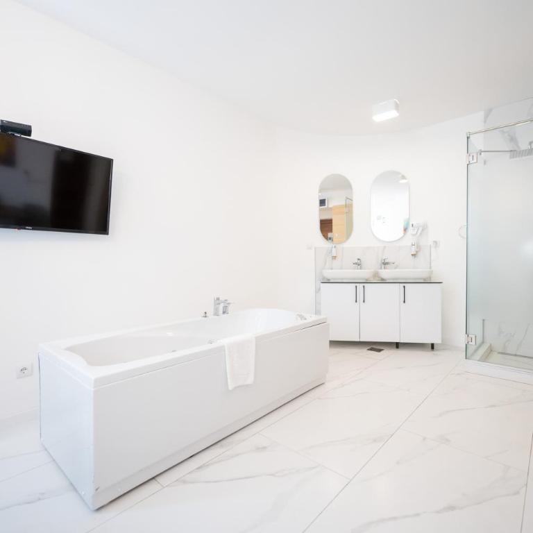 Kings Palace - Queen Room with Spa Bath and Sauna - Basement - 4