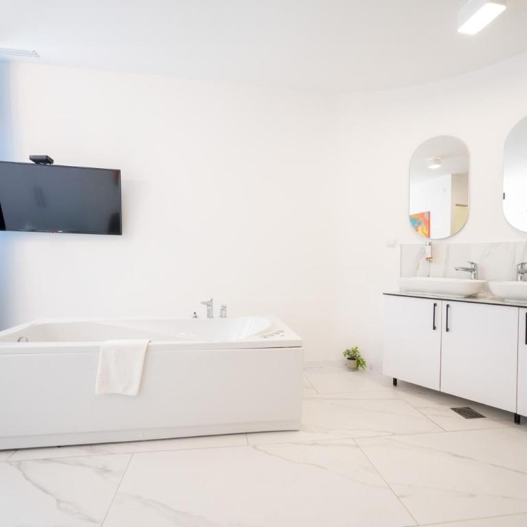 Kings Palace - Queen Room with Spa Bath and Sauna - Basement - 10