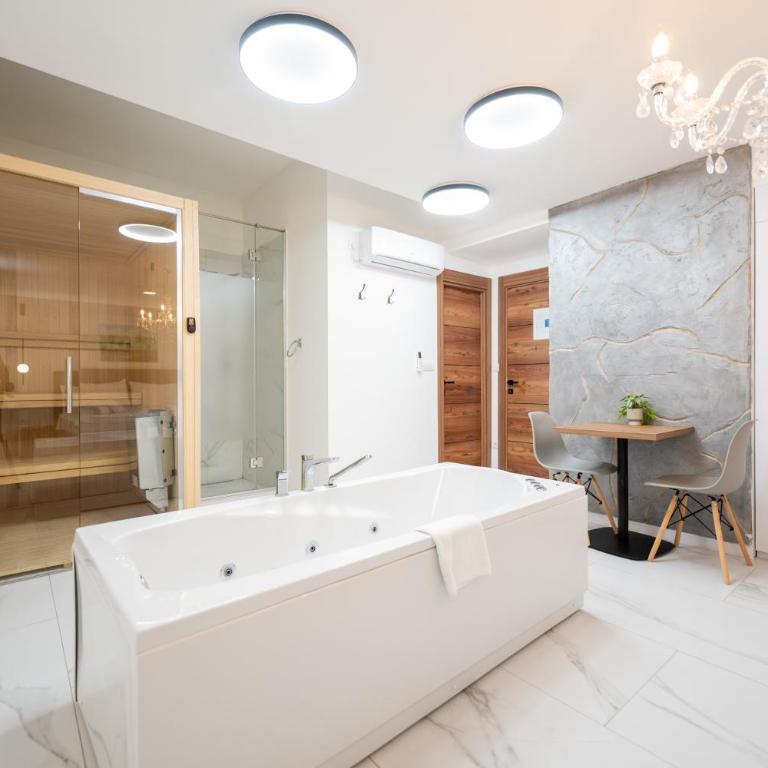 Kings Palace - Queen Room with Spa Bath and Sauna - Basement - 2