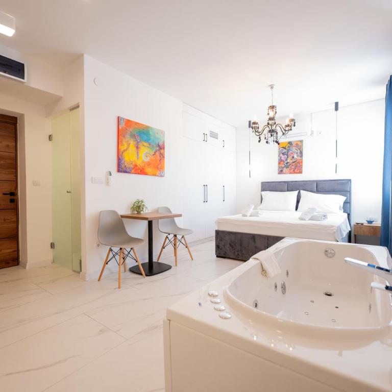 Kings Palace - Queen Room with Spa Bath and Sauna - Basement - 3