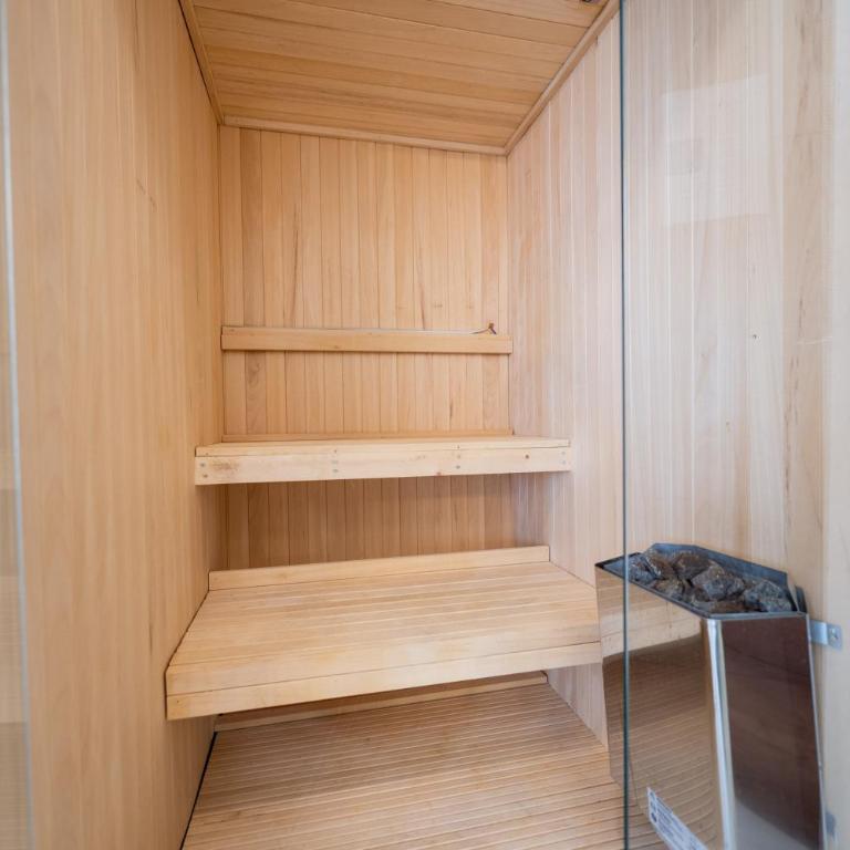 Kings Palace - Queen Room with Spa Bath and Sauna - Basement - 13