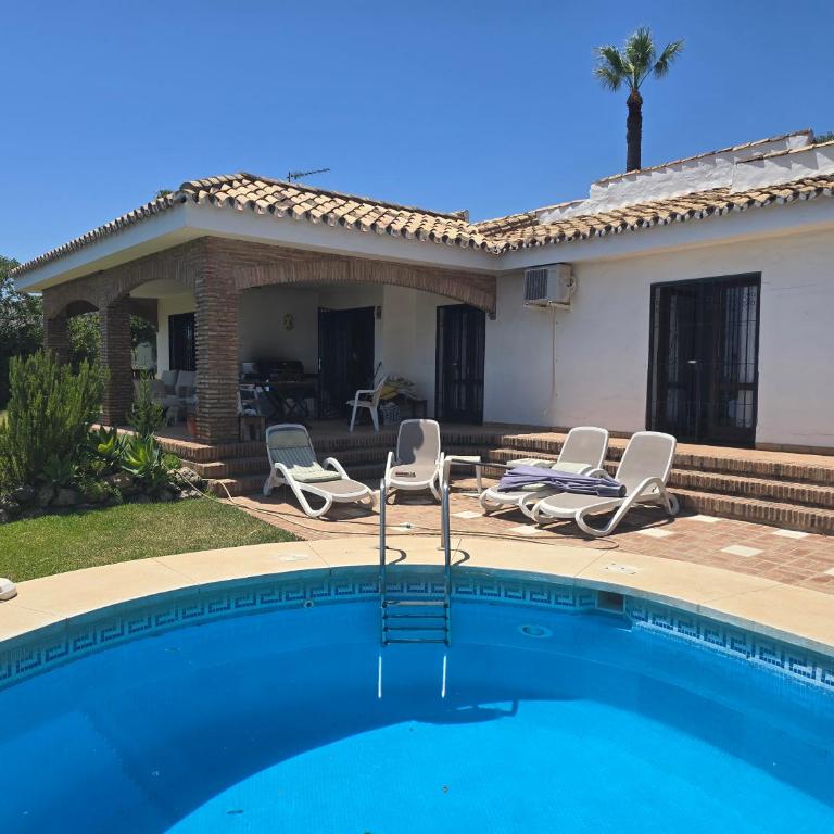 Sea view villa with pool, near beach in Calahonda, Marbella area - Villa de 3 dormitorios - 2