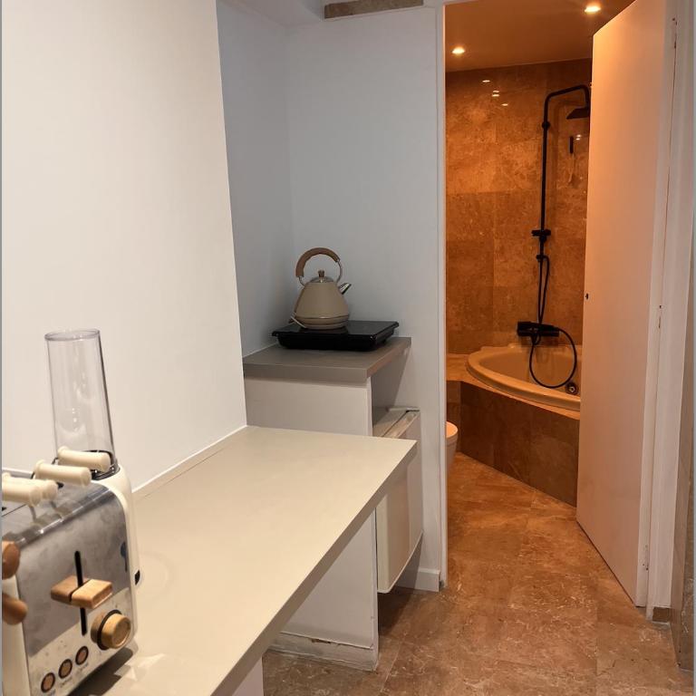 Stylish studio 3-4p with AC and balcony near Champs-Élysées - Apartamento familiar de 1 dormitorio - 10