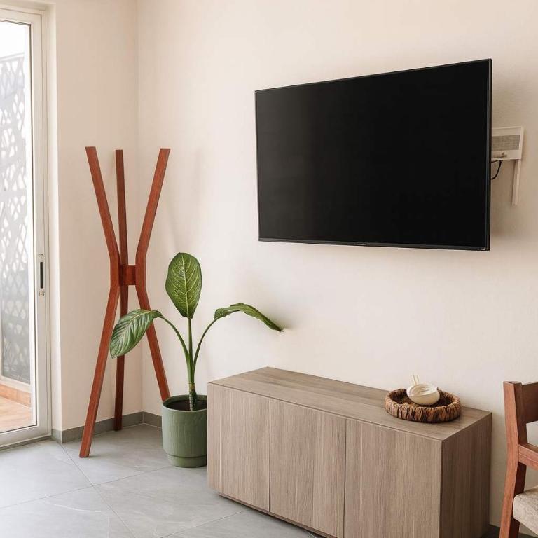 Large studio with working space 100m from 5th Ave - Studio - 8