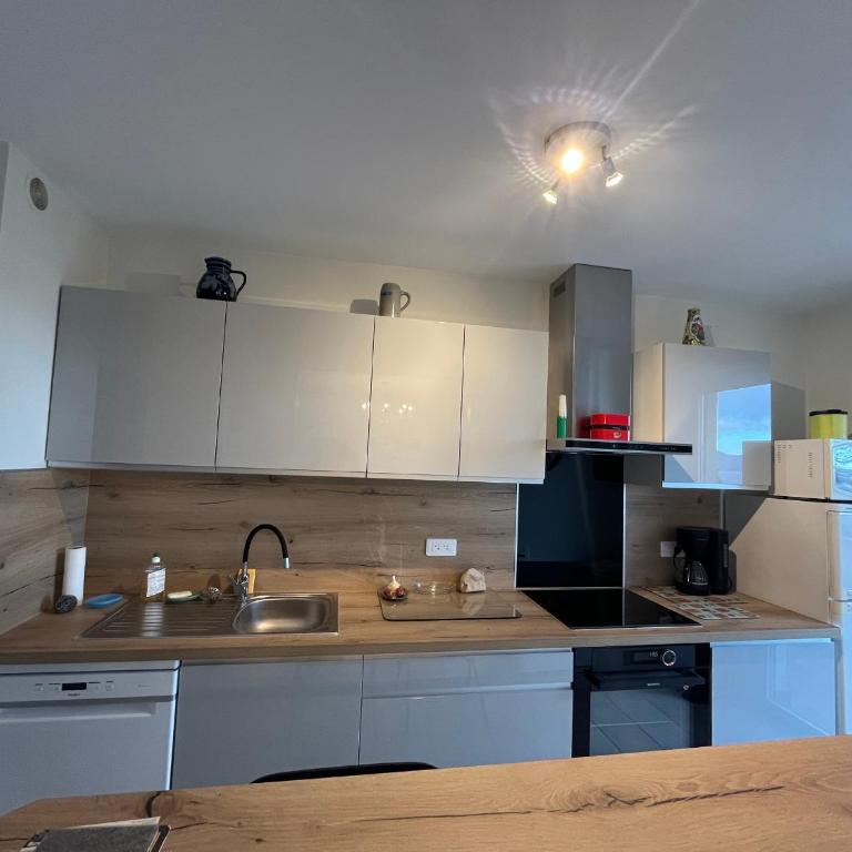 Spacieux appartement refait à neuf avec balcon et garage, proche centre-ville - Apartment mit 2 Schlafzimmern - 2