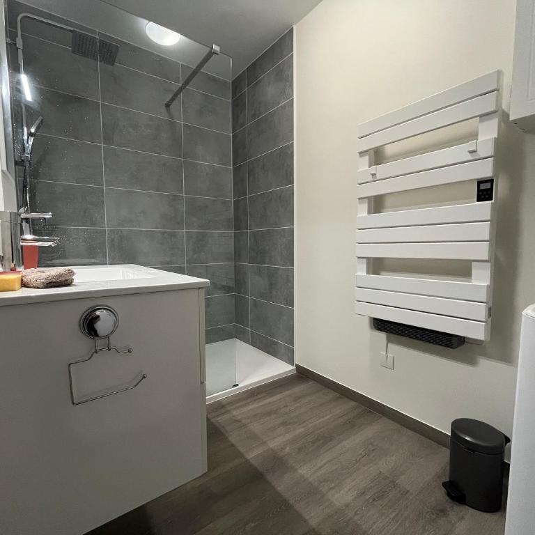 Spacieux appartement refait à neuf avec balcon et garage, proche centre-ville - Apartment mit 2 Schlafzimmern - 5