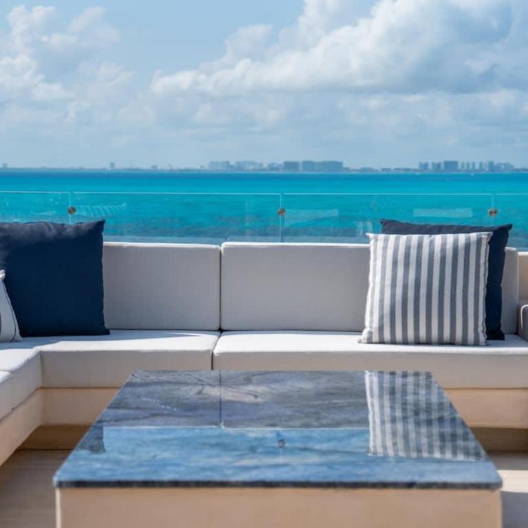 Private Rooftop Honeymoon Suite w/ Private Jacuzzi - Apartment - 26