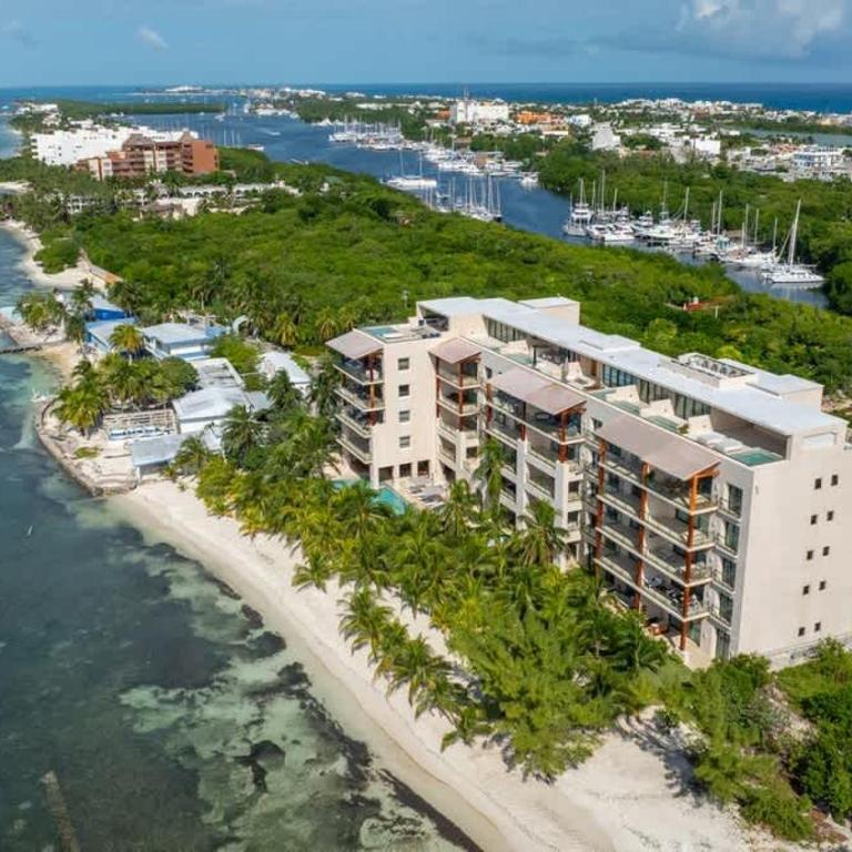 Private Rooftop Honeymoon Suite w/ Private Jacuzzi - Apartment - 50