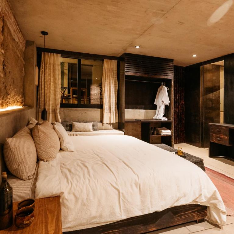 Becino - Deluxe King Room - 7