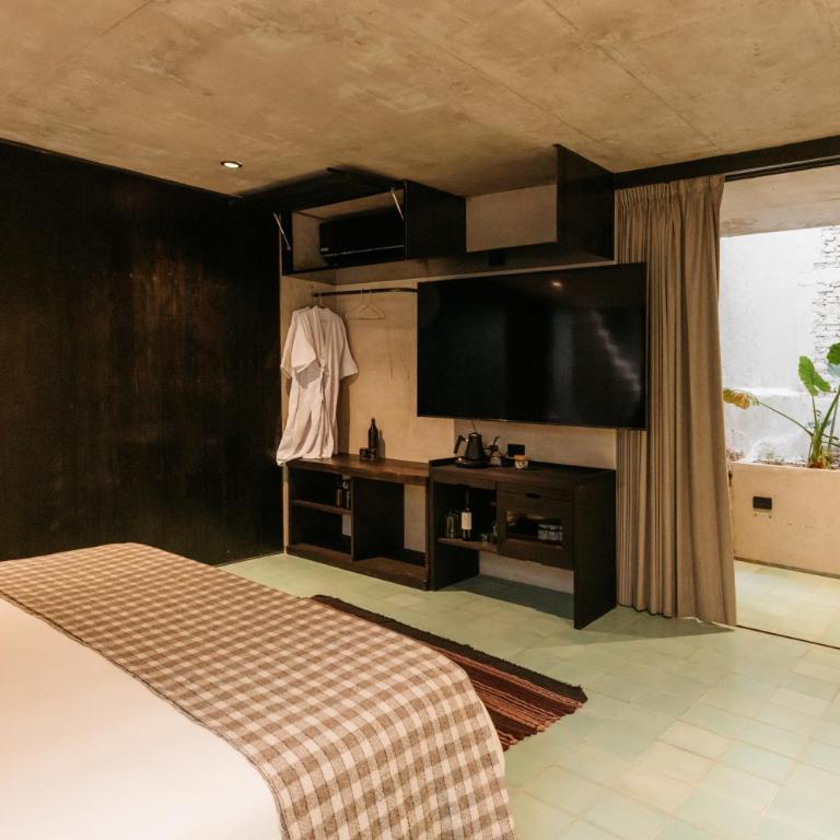Becino - Deluxe King Room - 3
