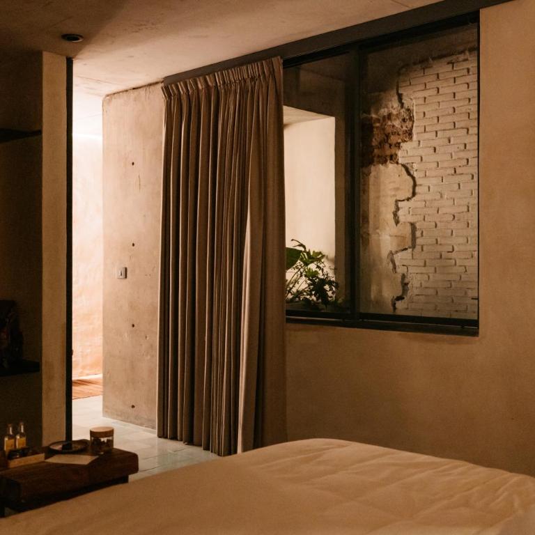 Becino - Deluxe King Room - 9