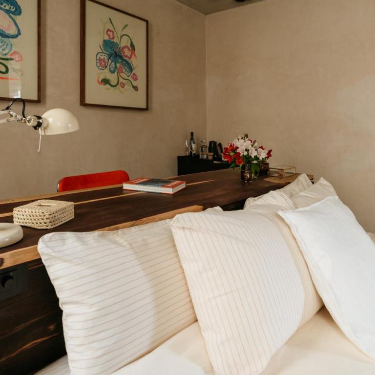 Becino - Deluxe King Room - 7