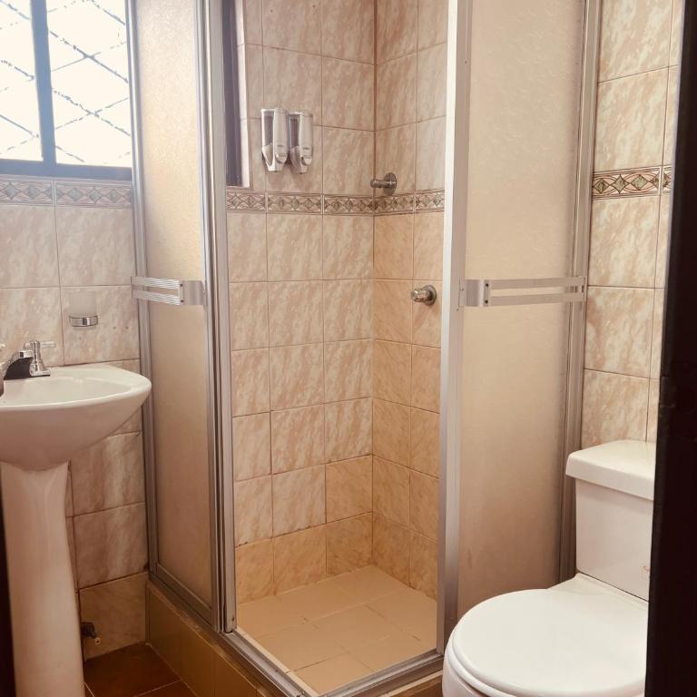 AShostEcuador, Quito, rooms & suits, Quito cerca parque La Carolina - Habitación Doble con baño privado - 2 camas - 7