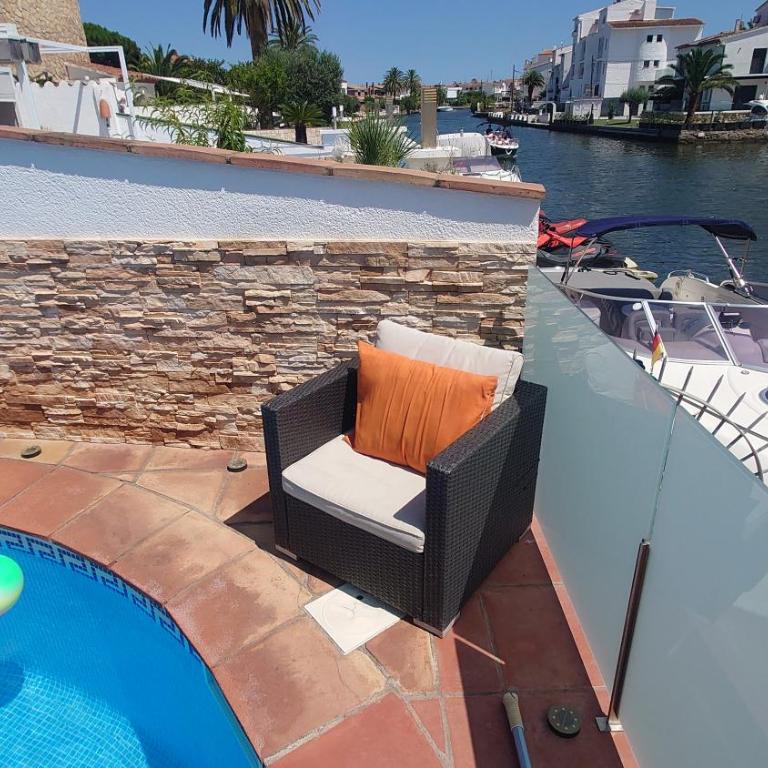 Villa Empuriabrava on main canal with 13 m private mooring, private pool, air con in all rooms, non-smoking - Villa de 3 dormitorios - 56