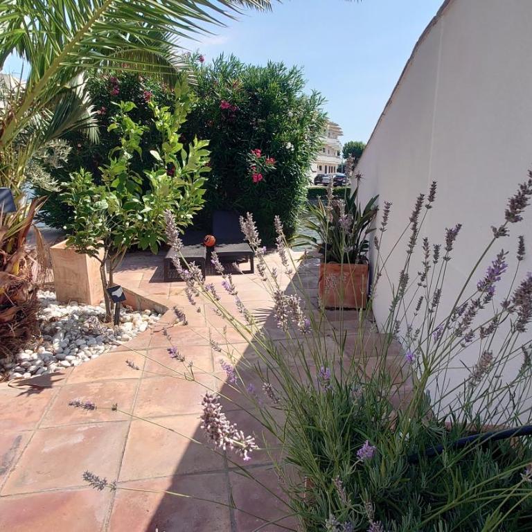 Villa Empuriabrava on main canal with 13 m private mooring, private pool, air con in all rooms, non-smoking - Villa de 3 dormitorios - 3