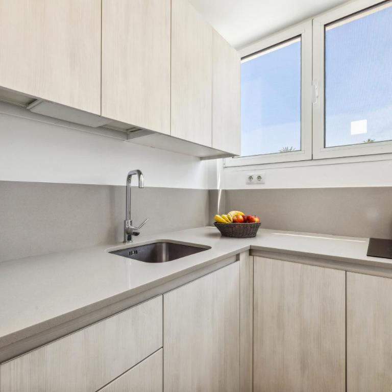 Apartamentos El Capricho - Apartamento de 1 dormitorio con balcón y vistas al mar - 2