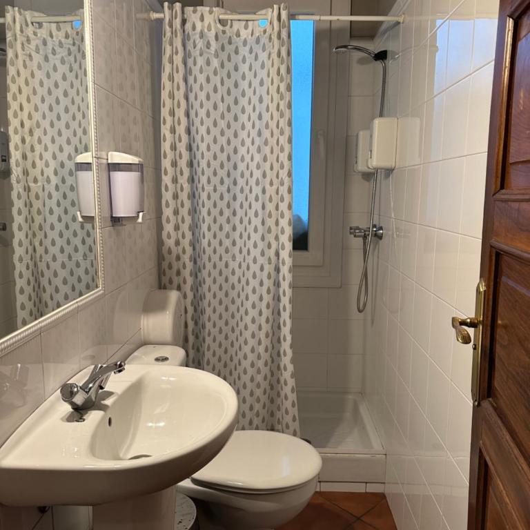 CampusSur - Habitación Estándar con baño compartido - 2 camas - 4