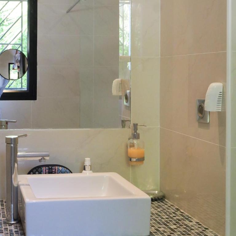Grande Villa 350 M2, piscine chauffée vue mer et collines, CAVALAIRE sur mer, 10 personnes - Villa avec Piscine Privée - 30