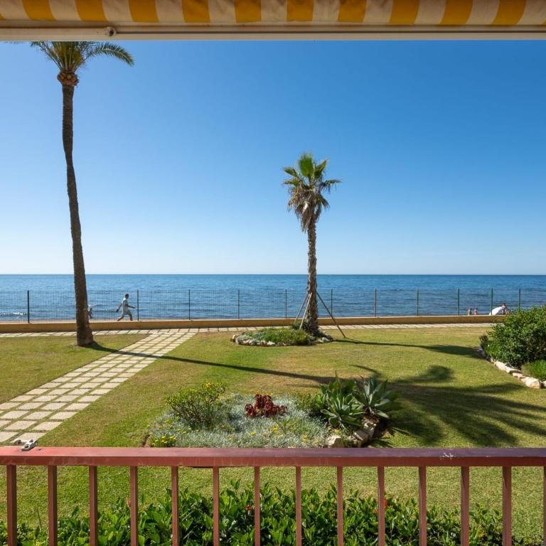Beachfront Bliss in Mijas Costa 2-Bedroom Apartment in Lubina del Sol - Apartamento - 3