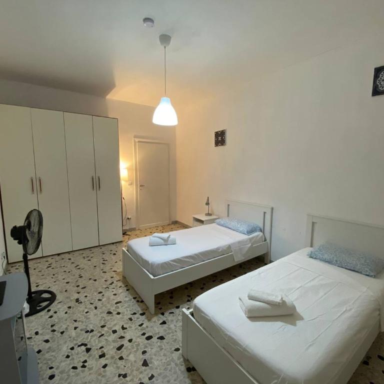 Tiburtina2000 - Twin Room with Shared Toilet - 3