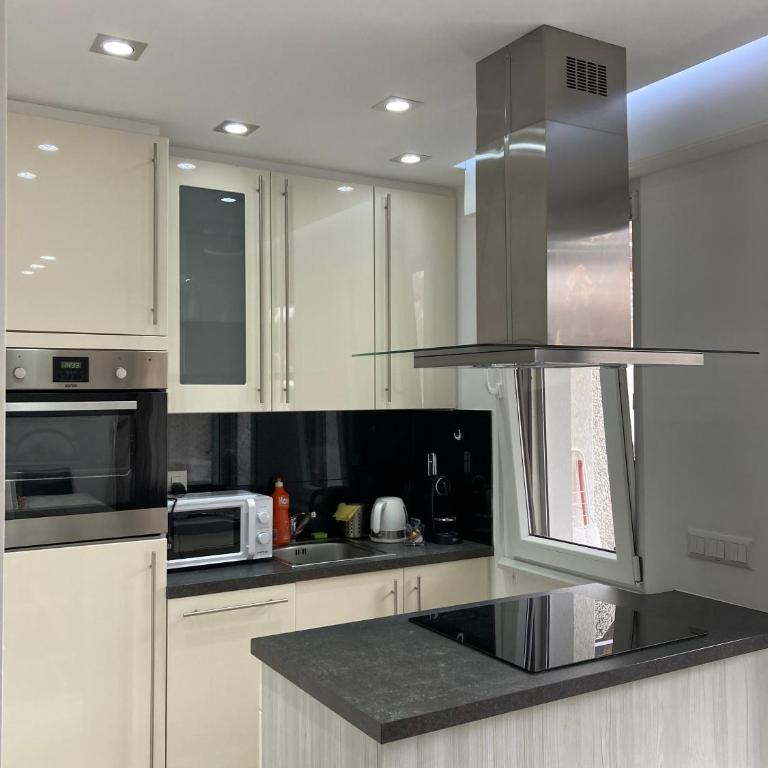 Renovated Studio | Dream Views • Balcony • Free Parking - Apartamento de 1 dormitorio - 13