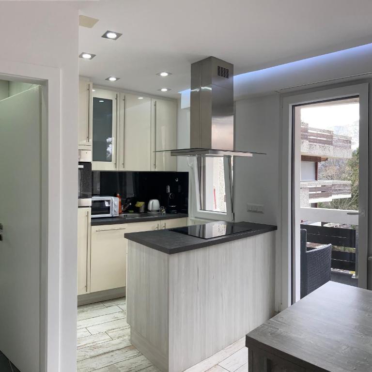 Renovated Studio | Dream Views • Balcony • Free Parking - Apartamento de 1 dormitorio - 11