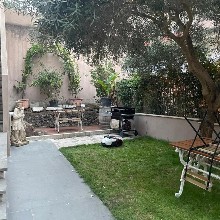 JOIVY Exclusive 2-Bedroom Villa with Private Garden - 5 minutes from the Colosseum - Villa con 2 Camere da Letto - 5