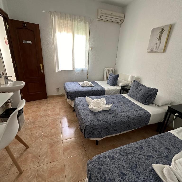 Hostal Arrate - Double Room with Extra Bed with Shared Bathroom - 3