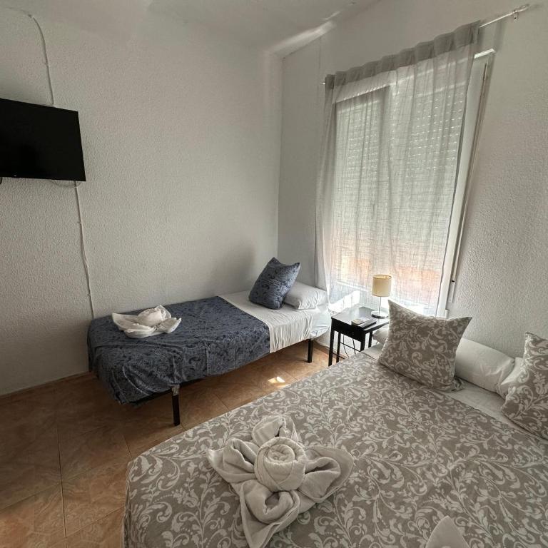 Hostal Arrate - Double Room with Extra Bed with Shared Bathroom - 4