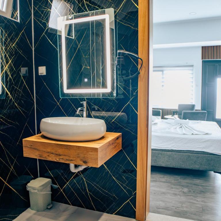 Hotel Nur - Family Room with Private Bathroom - 1