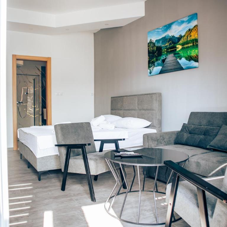 Hotel Nur - Family Room with Private Bathroom - 3