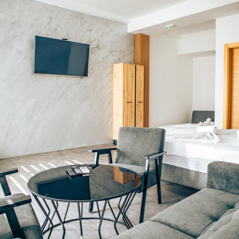 Hotel Nur - Family Room with Private Bathroom - 9
