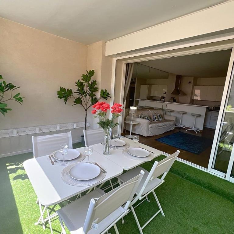 Cannes central Rue d'Antibes wide 1 BDR w terrace - quiet in green scenery - Apartment - 1