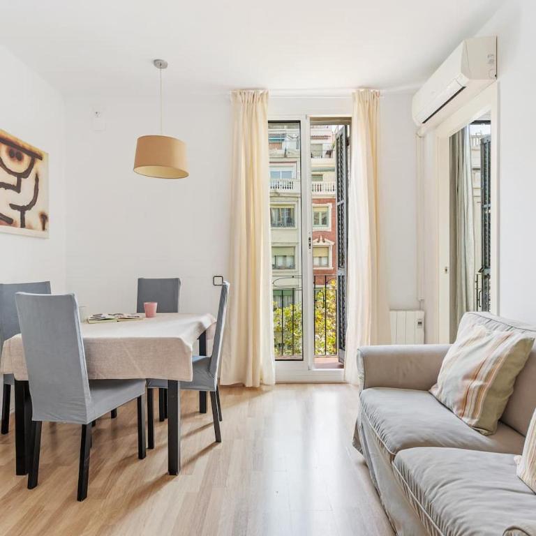 Avenida Gaudí View 2-Min to Sagrada - Three-Bedroom Apartment - 1