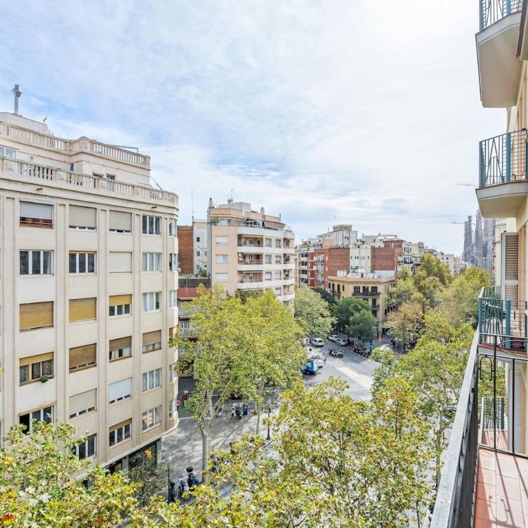 Avenida Gaudí View 2-Min to Sagrada - Three-Bedroom Apartment - 24